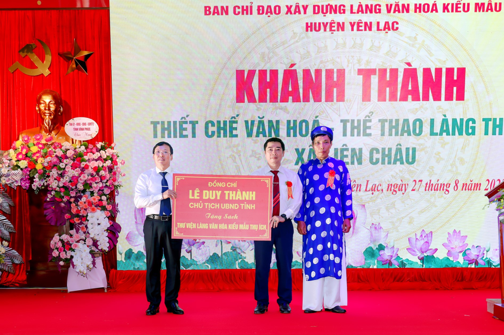 Chủ tịch UBND tỉnh Lê Duy Thành tặng sách cho Thư viện Làng văn hóa Thụ Ích. 