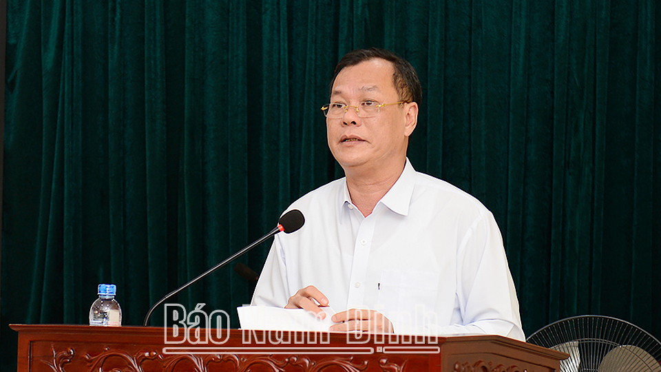 Đồng chí Phó Bí thư Thường trực Tỉnh ủy Lê Quốc Chỉnh phát biểu chỉ đạo tại hội nghị tọa đàm.

