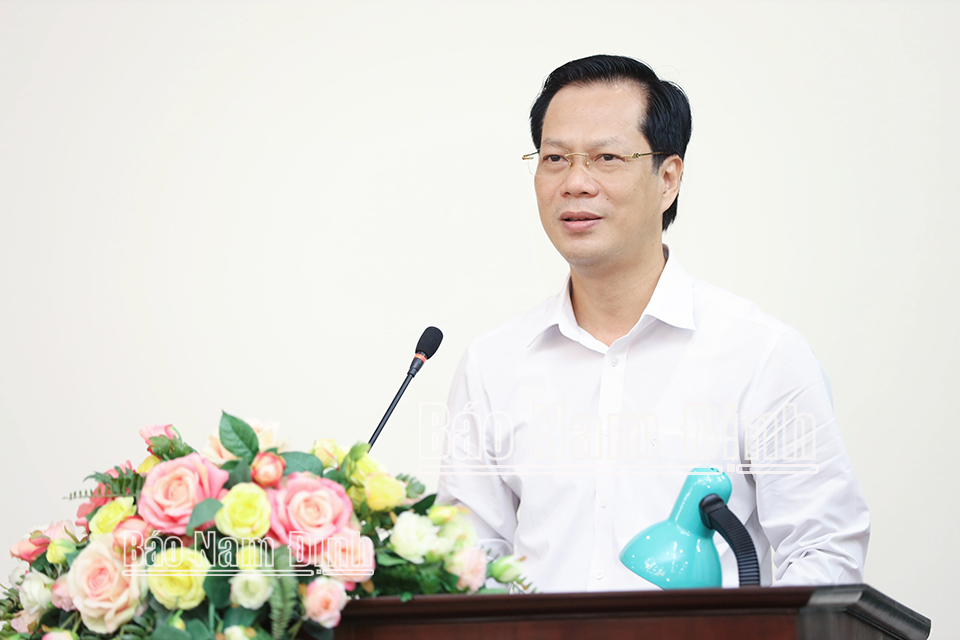 Đồng chí Nguyễn Anh Tuấn, Ủy viên Ban TVTU, Bí thư Thành ủy phát biểu tham luận tại hội nghị.
            
