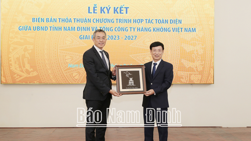 Đồng chí Đặng Ngọc Hòa, Chủ tịch Hội đồng quản trị Tổng Công ty Hàng không Việt Nam trao tặng bức tranh Tháp Rùa Hồ Hoàn Kiếm cho lãnh đạo UBND tỉnh.