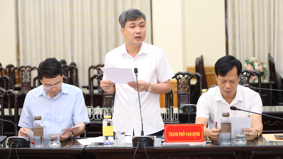 Đồng chí Phạm Duy Hưng, TUV, Chủ tịch UBND thành phố Nam Định phát biểu tại hội nghị.
