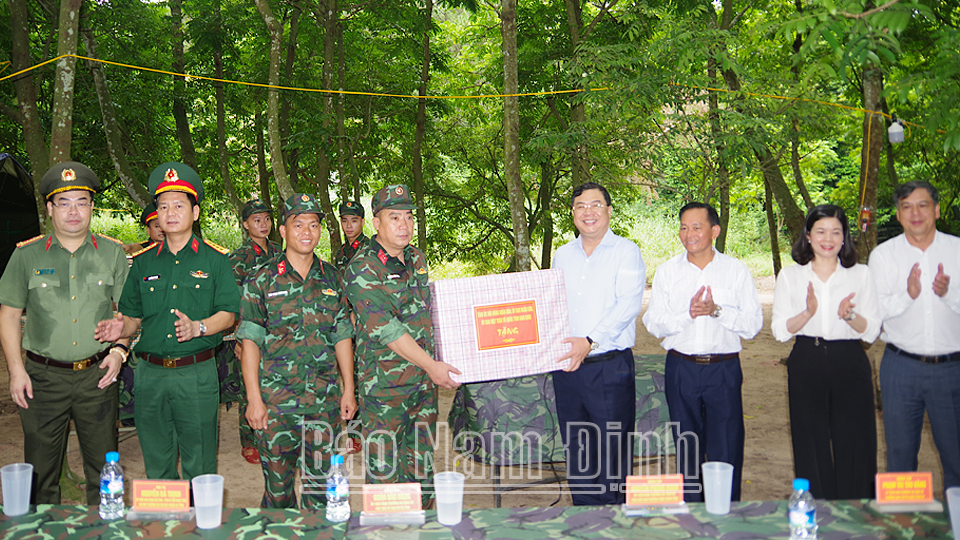 Đồng chí Bí thư Tỉnh ủy thăm, động viên cán bộ, chiến sĩ LLVT tỉnh tham gia diễn tập tại tỉnh Hải Dương