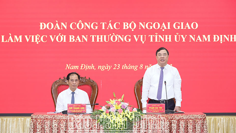 Đồng chí Phạm Gia Túc, Uỷ viên BCH Trung ương Đảng, Bí thư Tỉnh uỷ phát biểu cảm ơn đoàn công tác Bộ Ngoại giao. 