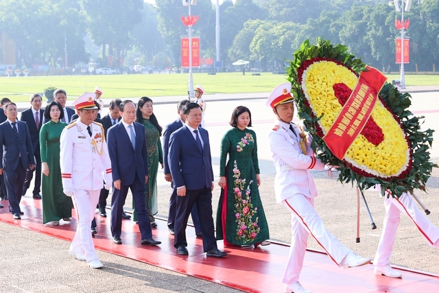 Đoàn đại biểu TP. Hà Nội đặt vòng hoa và vào Lăng viếng Chủ tịch Hồ Chí Minh