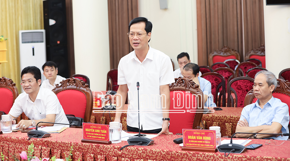 Đồng chí Nguyễn Anh Tuấn, Ủy viên Ban TVTU, Bí thư Thành ủy Nam Định phát biểu tại hội nghị. 
