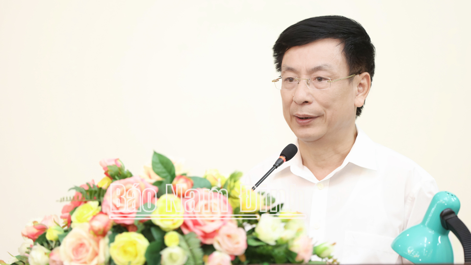 Đồng chí Chủ tịch UBND tỉnh Phạm Đình Nghị phát biểu kết luận hội nghị.