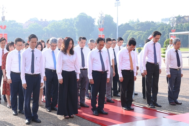 Đoàn đại biểu Bộ Ngoại giao đặt vòng hoa và vào Lăng viếng Chủ tịch Hồ Chí Minh