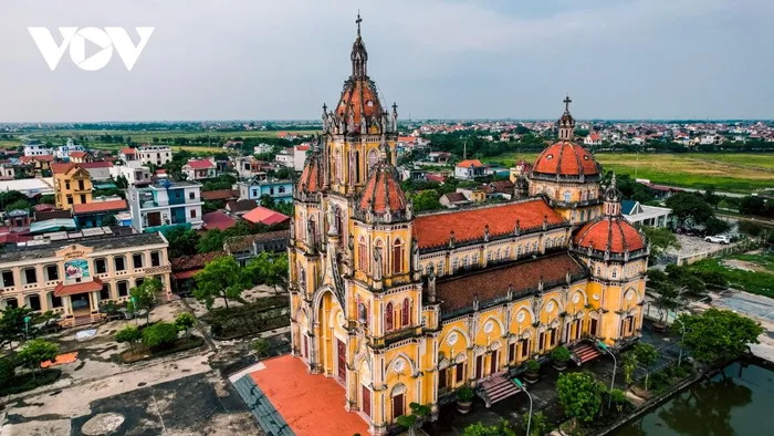 Nhà thờ Phú An (huyện Trực Ninh) được xây mới vào năm 2007 với diện mạo mới bề thế, uy nghi.
            