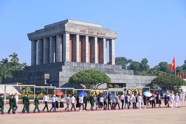 Đông đảo người dân và các lực lượng vũ trang vào Lăng viếng Chủ tịch Hồ Chí Minh