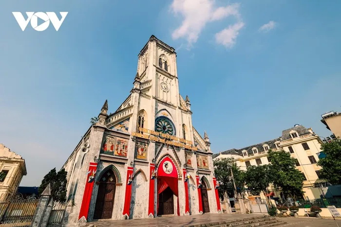 Nhà thờ lớn Nam Định nằm ở ngay trung tâm thành phố Nam Định. So với nhiều nhà thờ khác ở đất Thành Nam, nhà thờ lớn có kiến trúc đơn giản hơn nhưng vẫn toát lên vẻ đẹp trang nghiêm, trầm mặc.
            