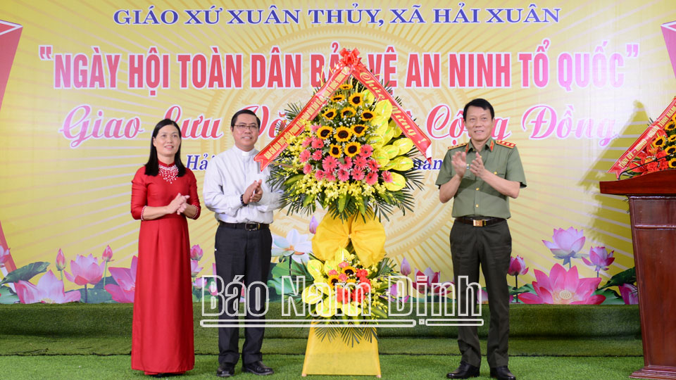 Đồng chí Thượng tướng, Thứ trưởng Bộ Công an Lương Tam Quang tặng lẵng hoa tươi thắm cho xã Hải Xuân và Giáo xứ Xuân Thủy.