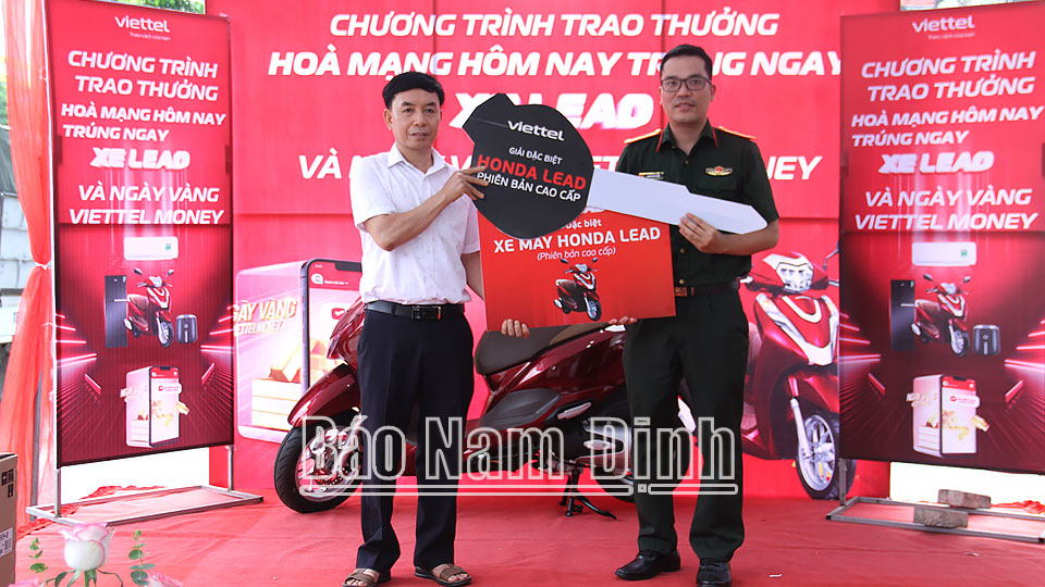 Đại diện Viettel Nam Định trao thưởng cho khách hàng trúng giải đặc biệt Chương trình “Hòa mạng hôm nay – Trúng ngay xe LEAD”.