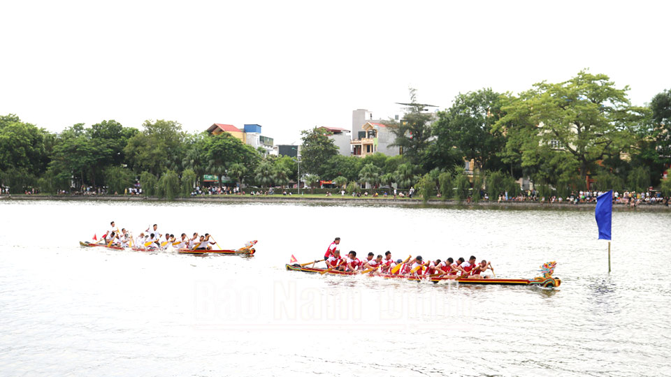 Các VĐV thi đấu nội dung bơi chải nam. 