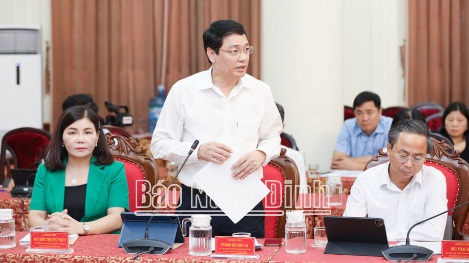Đồng chí Phạm Quang Ái, TUV, Bí thư huyện ủy Giao Thủy phát biểu tại hội nghị.