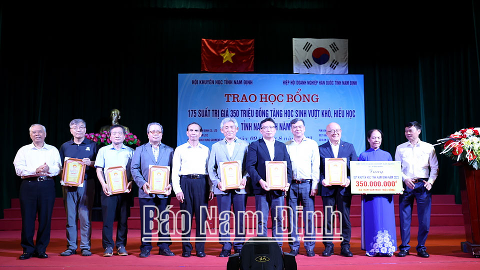 Đồng chí Trần Lê Đoài, TUV, Phó Chủ tịch UBND tỉnh và Hội Khuyến học, Sở GD và ĐT nhận tài trợ khuyến học từ các doanh nghiệp Hàn Quốc