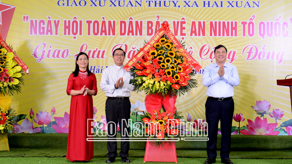Đồng chí Bí thư Tỉnh ủy Phạm Gia Túc tặng lẵng hoa tươi thắm cho xã Hải Xuân và Giáo xứ Xuân Thủy.