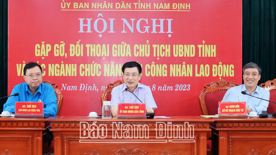 Đồng chí Chủ tịch UBND tỉnh Phạm Đình Nghị và lãnh đạo các sở, ngành gặp gỡ, đối thoại với công nhân lao động. 