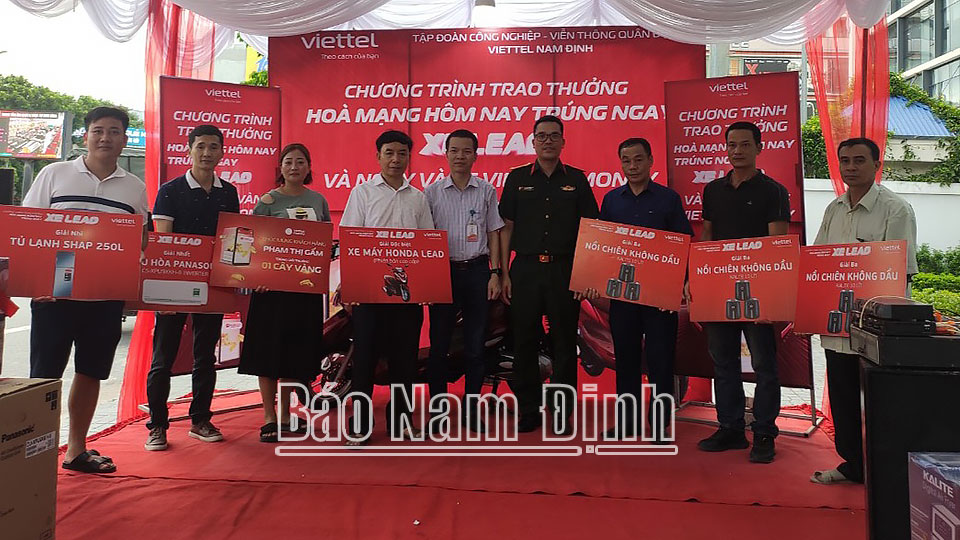 Đại diện Viettel Nam Định trao thưởng cho khách hàng trúng thưởng chương trình “Hòa mạng hôm nay – Trúng ngay xe LEAD”.