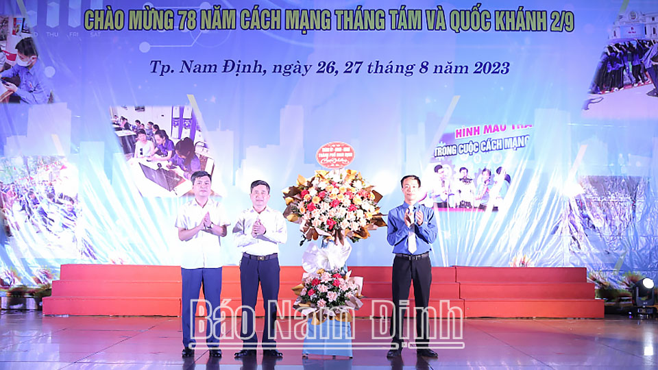 Lãnh đạo Thành uỷ, UBND thành phố Nam Định tặng hoa chúc mừng hội trại. 