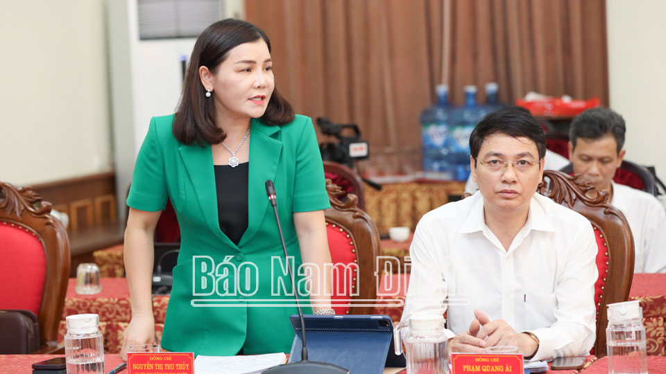 Đồng chí Nguyễn Thị Thu Thủy, TUV, Bí thư huyện ủy Trực Ninh phát biểu tại hội nghị.