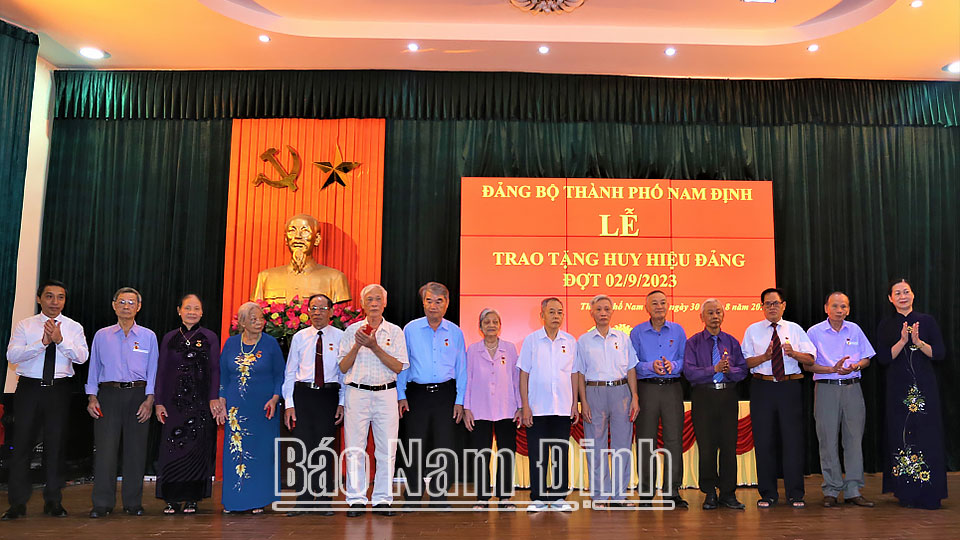 Lãnh đạo thành phố Nam Định trao tặng Huy hiệu Đảng cho các đảng viên.