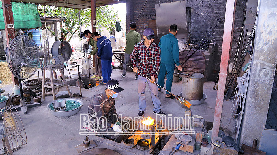 Xưởng dệt ở thôn Trung Thắng, xã Nam Thanh (Nam Trực), tạo việc làm ổn định cho nhiều lao động ở địa phương.
