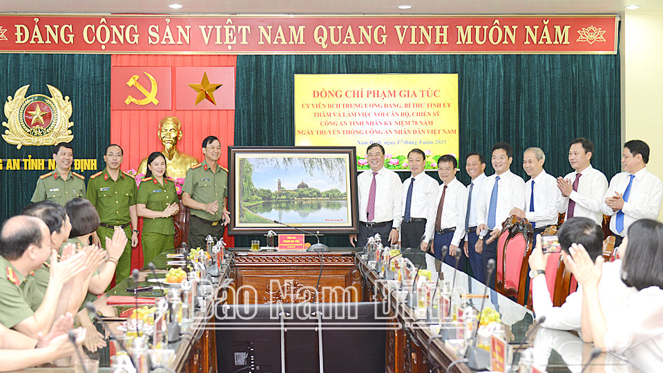 Đồng chí Bí thư Tỉnh ủy Phạm Gia Túc và các đồng chí Ủy viên Ban Thường vụ Tỉnh ủy tặng bức ảnh quang cảnh Hồ Vị Xuyên chúc mừng Công an tỉnh.