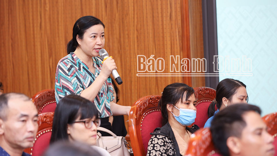 Chị Thu Hương, Công nhân Công ty giầy Thành Bách (thành phố Nam Định) phát biểu tại hội nghị.
