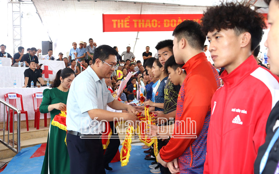 Lãnh đạo huyện Giao Thủy tặng hoa và cờ lưu niệm cho các vận động viên trước khi tham gia thi đấu