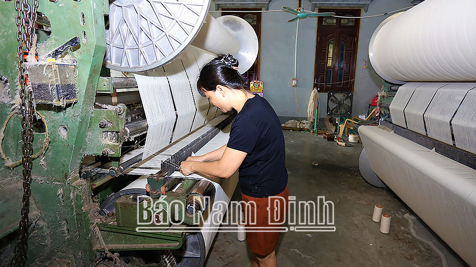Xưởng dệt ở thôn Trung Thắng, xã Nam Thanh, tạo việc làm ổn định cho nhiều lao động ở địa phương.