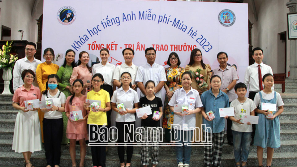 Hội đồng giáo xứ cùng các tình nguyện viên trao phần thưởng cho các em xuất sắc trong khóa học 