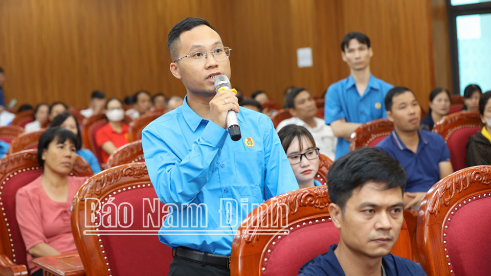 Anh Tiến Đạt, Công nhân Công ty cổ phần thời trang thể thao chuyên nghiệp Giao Thủy phát biểu tại hội nghị. 