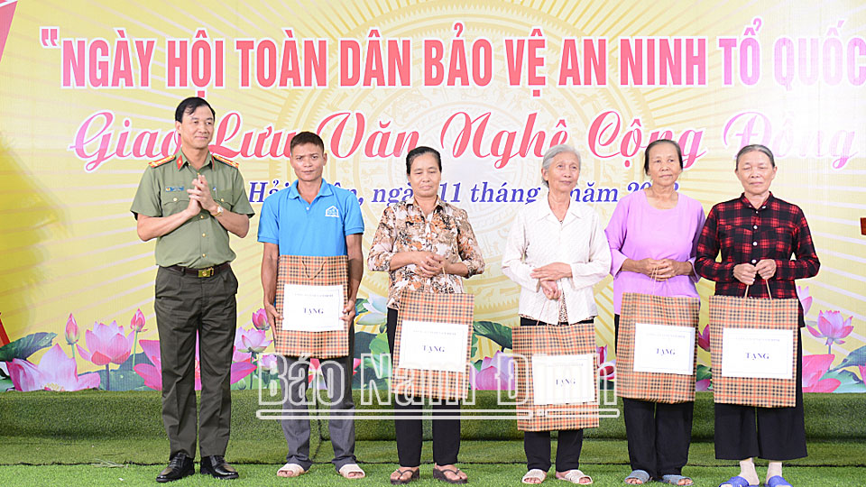Đồng chí Đại tá, Giám đốc Công an tỉnh Trần Minh Tiến tặng quà cho các gia đình tiêu biểu trong phong trào toàn dân bảo vệ an ninh Tổ quốc.