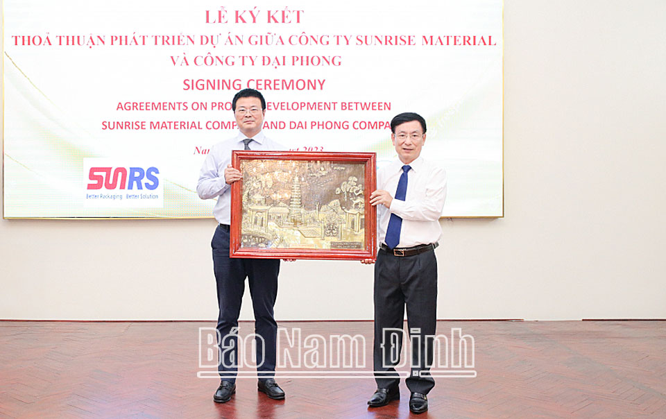 Đồng chí Phạm Đình Nghị, Phó Bí thư Tỉnh uỷ, Chủ tịch UBND tỉnh trao tặng bức tranh đồng tháp Phổ Minh cho Chủ tịch Hội đồng quản trị Công ty Sunrise Material