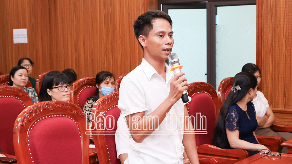 Anh Hoàng Ngọc Huân, Đoàn viên Công đoàn cơ sở xã Nghĩa Minh (Nghĩa Hưng) phát biểu tại hội nghị đối thoại. 
