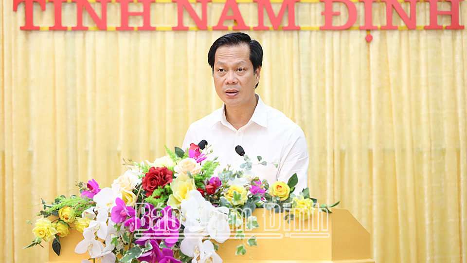 Đồng chí Nguyễn Anh Tuấn, Ủy viên Ban TVTU, Bí thư Thành ủy trình bày dự thảo báo cáo sơ kết 2 năm thực hiện Nghị quyết số 07 của Tỉnh ủy về tập trung xây dựng, phát triển thành phố Nam Định giai đoạn 2021-2025.