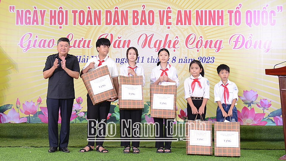 Đồng chí Bí thư Huyện ủy Hải Hậu Trần Minh Hải trao quà cho học sinh có hoàn cảnh khó khăn, vươn lên học giỏi. 
