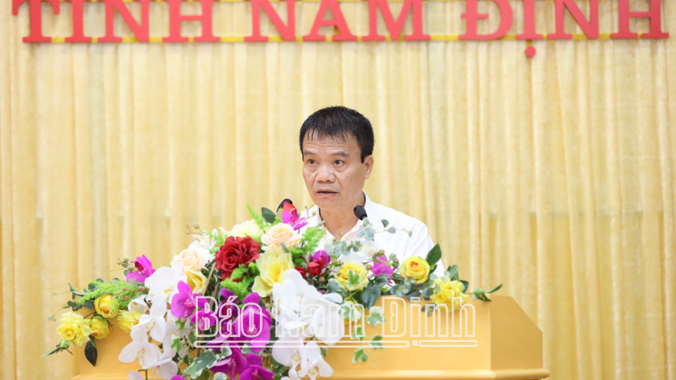 Đồng chí Nguyễn Mạnh Hiền, Ủy viên Ban TVTU, Chủ nhiệm Ủy ban Kiểm tra Tỉnh ủy trình bày dự thảo báo cáo sơ kết 2 năm thực hiện Nghị quyết số 08 của Tỉnh ủy.