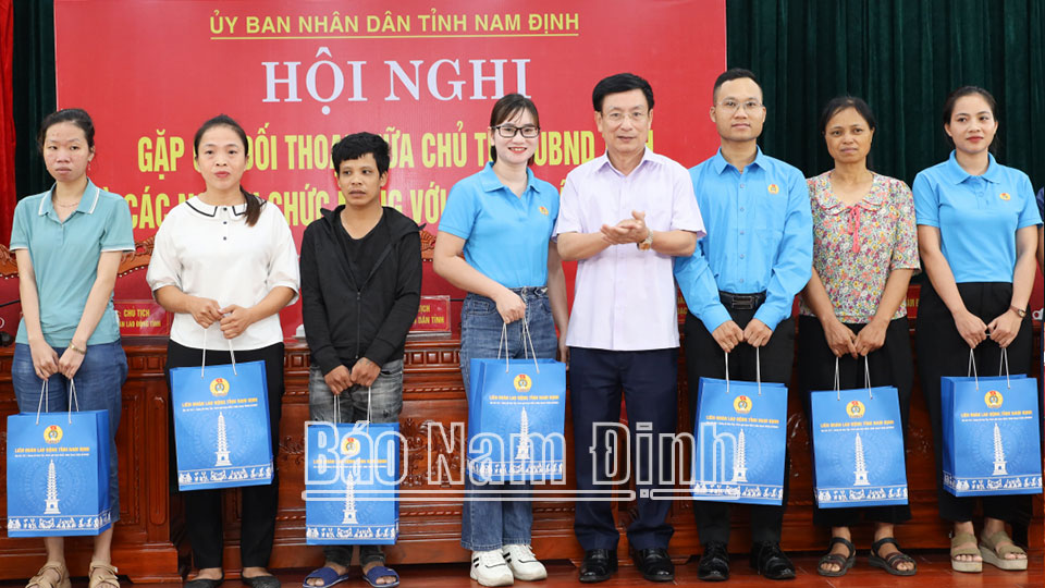 Đồng chí Phạm Đình Nghị, Phó Bí thư Tỉnh ủy, Chủ tịch UBND tỉnh tặng quà cho công nhân lao động có hoàn cảnh khó khăn. 