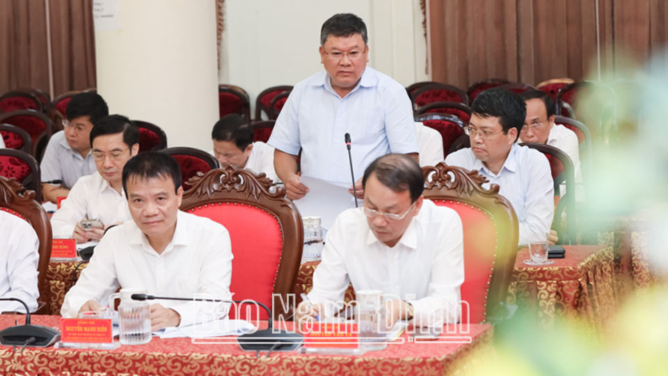 Đồng chí Trần Minh Hải, TUV, Bí thư Huyện ủy Hải Hậu phát biểu tại hội nghị