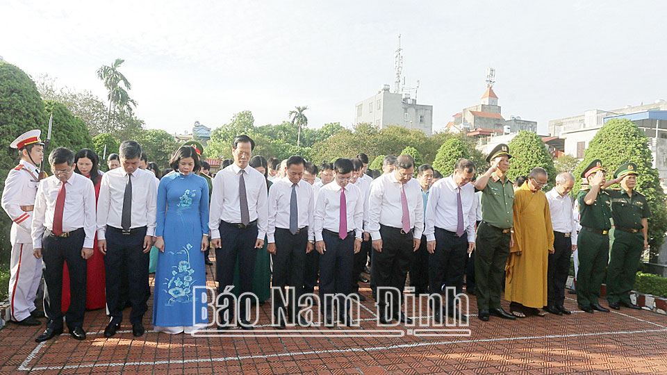 Các đồng chí lãnh đạo tỉnh và thành phố Nam Định dâng hương, đặt vòng hoa tưởng nhớ công lao các Anh hùng Liệt sĩ tại Nghĩa trang Liệt sĩ thành phố Nam Định