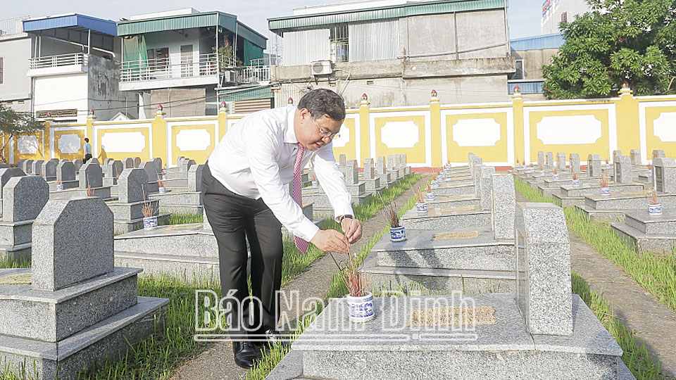 Đồng chí Phạm Gia Túc, Ủy viên BCH Trung ương Đảng, Bí thư Tỉnh ủy thắp hương phần mộ các Anh hùng Liệt sĩ tại Nghĩa trang Liệt sĩ thành phố Nam Định.
