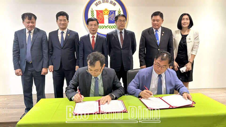 Các đồng chí lãnh đạo chứng kiến lễ ký biên bản ghi nhớ giữa Ủy ban Công tác Đài Loan và Tổng hội Thương nghiệp Đài Nam.