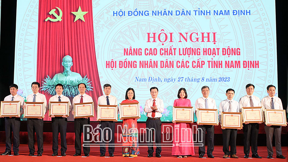 Đồng chí Phạm Đình Nghị, Phó Bí thư Tỉnh ủy, Chủ tịch UBND tỉnh, Chủ tịch Hội đồng Thi đua - Khen thưởng tỉnh trao Bằng khen cho các tập thể có thành tích xuất sắc trong công tác tham mưu, phục vụ và hoạt động của HĐND các cấp tỉnh.