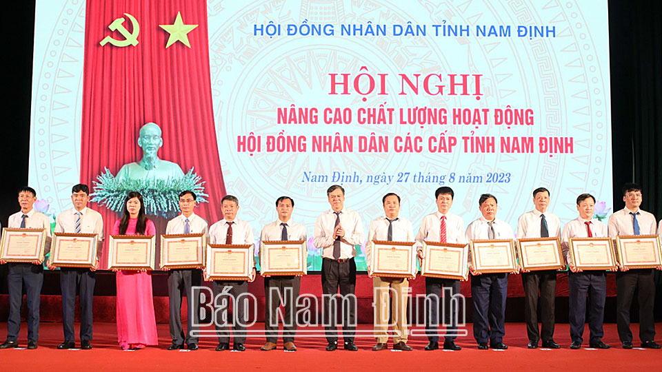 Đồng chí Trần Lê Đoài, TUV, Phó Chủ tịch UBND tỉnh trao Bằng khen cho các tập thể có thành tích xuất sắc trong công tác tham mưu, phục vụ và hoạt động của HĐND các cấp tỉnh.