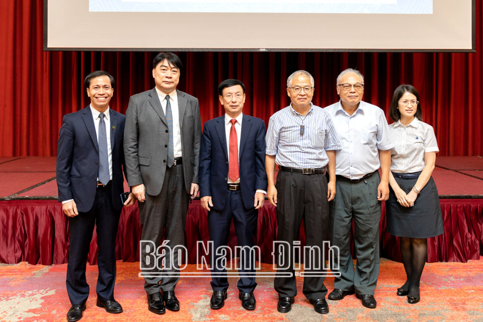 Đồng chí Chủ tịch UBND tỉnh chụp ảnh cùng một số nhà đầu tư tham dự hội nghị xúc tiến đầu tư tại thành phố Đài Bắc.
