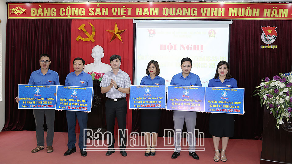 Đồng chí Nguyễn Minh Triết, Bí thư BCH Trung ương Đoàn, Chủ tịch Hội Sinh viên Việt Nam trao tặng công trình “Nhà vệ sinh cho em”cho các huyện, thành đoàn. 