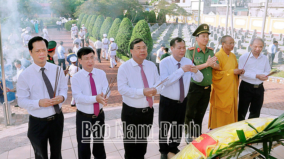 Các đồng chí lãnh đạo tỉnh và thành phố Nam Định dâng hương, đặt vòng hoa tưởng nhớ công lao các Anh hùng Liệt sĩ tại Nghĩa trang Liệt sĩ thành phố Nam Định