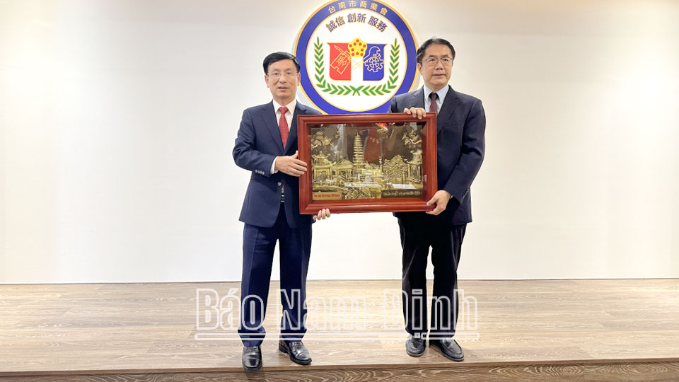 Đồng chí Chủ tịch UBND tỉnh tặng bức tranh Tháp Phổ Minh cho Thị trưởng thành phố Đài Nam.