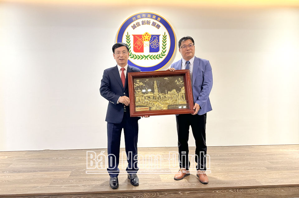 Đồng chí Chủ tịch UBND tỉnh tặng bức tranh Tháp Phổ Minh cho Tổng hội Trưởng Tổng hội Thương nghiệp Đài Nam.
